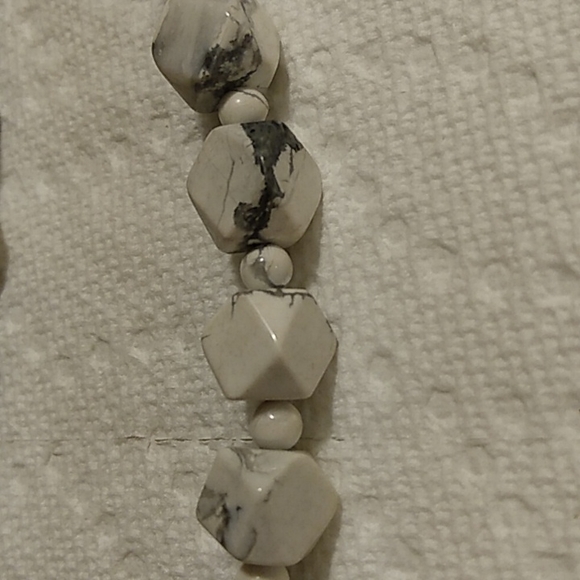 NWOT Howlite Gem Stone beaded choker necklace black white - Picture 4 of 4